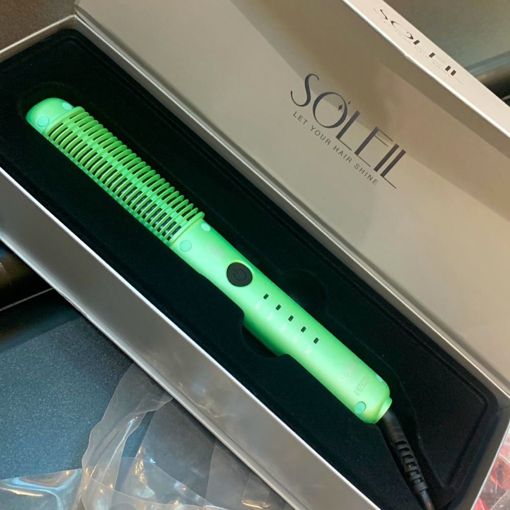 SOLEIL seafoam green hair brush straightener- no burn fast straightening.